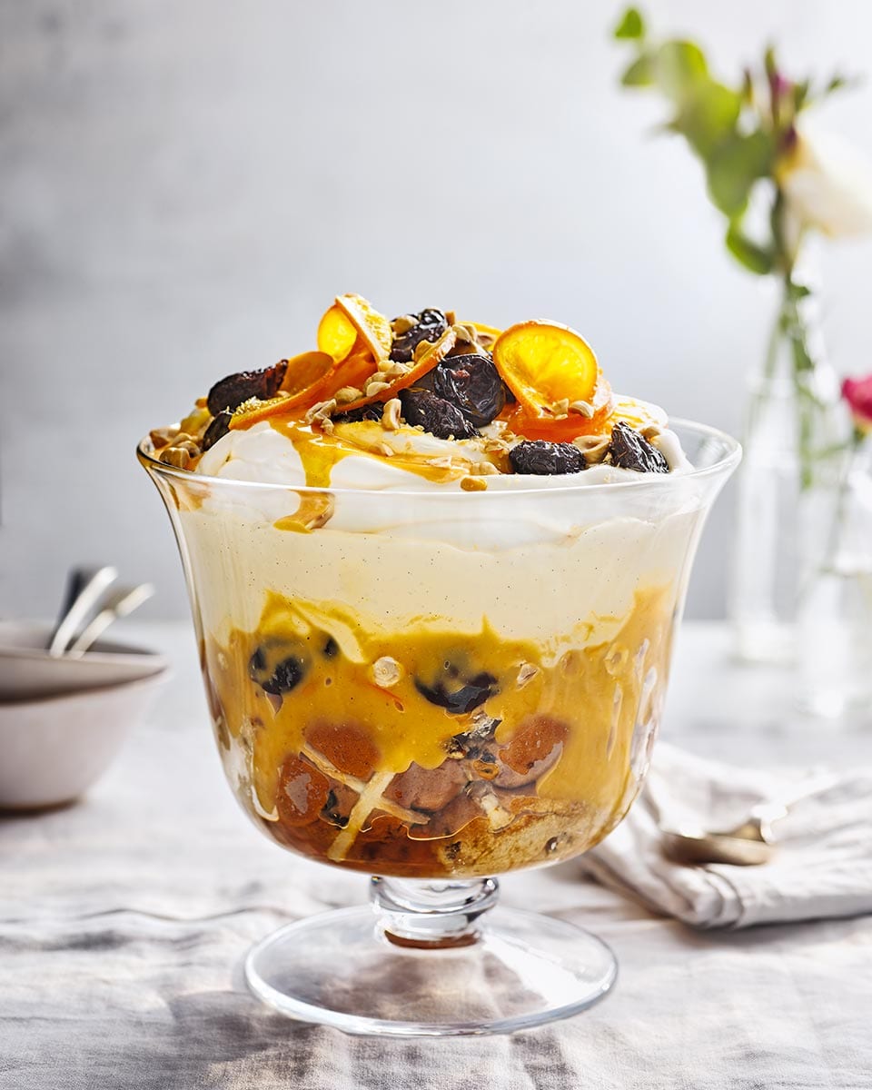 伯爵灰色和橙色熱十字bun trifle