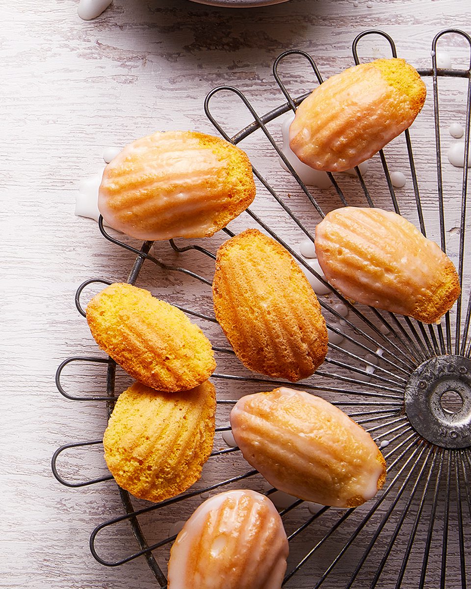 檸檬馬德萊恩斯（Lemon Madeleines）配杜松子酒和杜波尼特