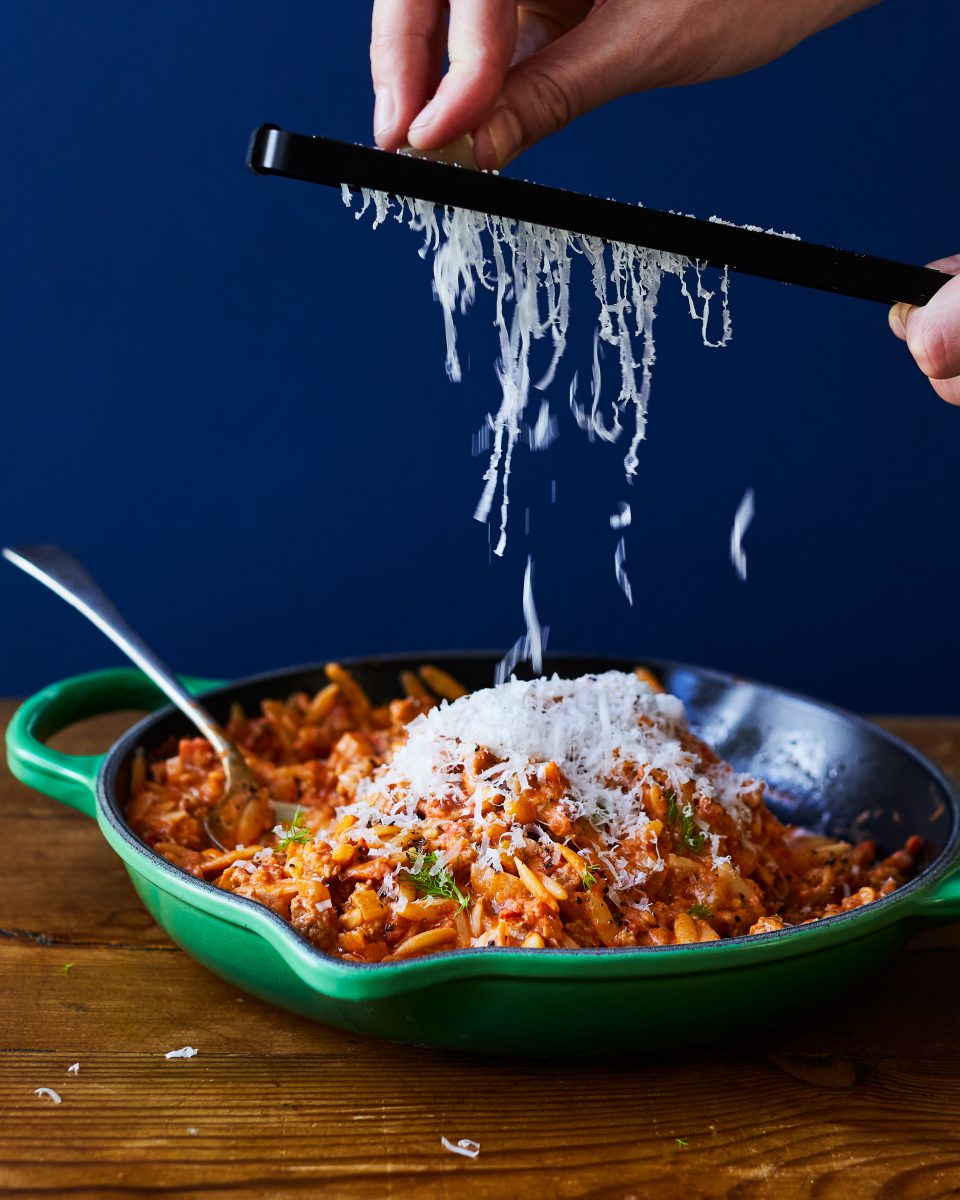 香腸，茴香和mascarpone Orzo